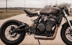 这款定制的 Triumph Trophy 1200 浮标有点像零件箱的特殊之处