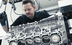观看 AMG 技术大师手工打造帕加尼 V12 发动机