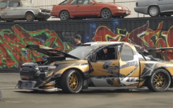 配备 900 马力 NASCAR V8 的丰田塔科马不是普通的漂移车