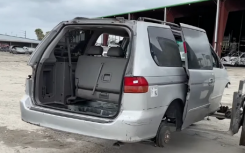 Ratty Honda Odyssey 是一辆 1,000 马力的 Tesla Model S 格子伪装车