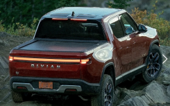 重新设计的 Rivian R1T 动力后舱盖显示出改进