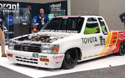 丰田 Hilux 陆地速度卡车隐藏着 1,300 马力的 2JZ 动力室