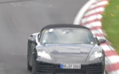 2025 款保时捷 Boxster EV 在纽博格林激烈训练期间抬起前轮