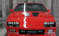 1987 年雪佛兰科迈罗 IROC-Z 仅行驶了 8000 英里