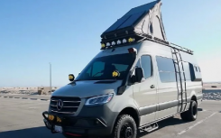 4x4 双 Sprinter 货车是一款带有车顶帐篷和舒适内饰的冒险机器