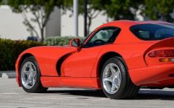 这辆 1997 年款道奇 Viper 仍然全新并待售