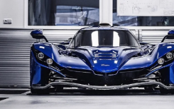 Praga 的第一辆合法街道汽车 Bohema 投入生产