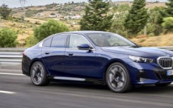 2025 BMW i5 增加 389 马力 xDrive40 全轮驱动选项