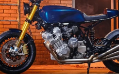 全能六人是一辆定制的本田CBX1000配备了大量现代物品