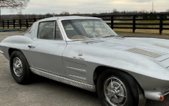 1963 年雪佛兰 Corvette 分体式车窗采用燃油喷射技术