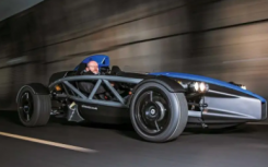 在 Catesby 隧道中对新型 Ariel Atom 4R 进行航空测试