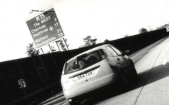 驾驶 1999 年 COTY 获奖福特福克斯驾驶 M25 行驶 100 圈