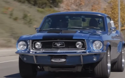 杰·雷诺驾驶 1968 款福特野马 GT Cobra Jet