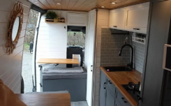 2007 年 Sprinter Camper 改装版隐藏着舒适的内饰