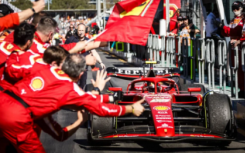 卡洛斯·塞恩斯驾驶法拉利 1-2 夺得 F1 澳大利亚大奖赛冠