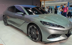 腾势 Z9GT 与保时捷 Taycan 争夺电动超级轿车霸主地位