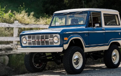 1968 年款双色福特 Bronco 是一款具有现代特色的老式美车