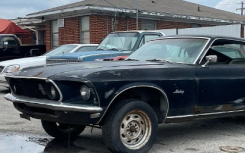 1969 年款石灰金野马 Fastback 302 现身乌鸦黑野马 搭载神秘 V8 发动机