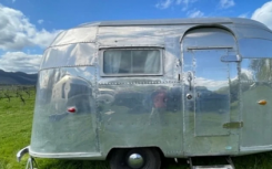 稀有且经过修复的 1955 年 Airstream Bubble 售价 49,000 美元