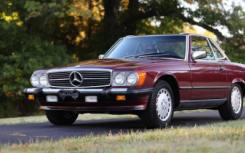 1986 年款梅赛德斯-奔驰 560SL 是 Bring a Trailer 今日推荐车型