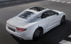 2026 款 Alpine A110 电动车将比汽油车更轻